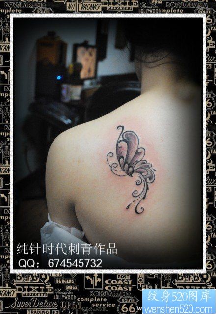 女人肩背小巧潮流的蝴蝶纹身图片