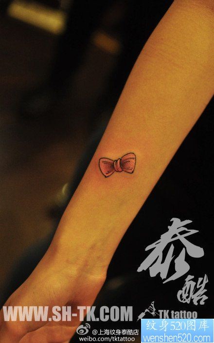 女孩子手臂流行小巧的蝴蝶结纹身图片