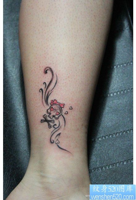 女人腿部小巧唯美的藤蔓骷髅纹身图片
