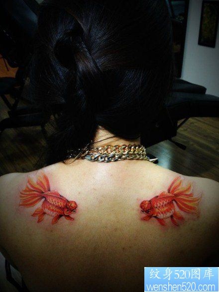 女人背部小巧的彩色小金鱼纹身图片