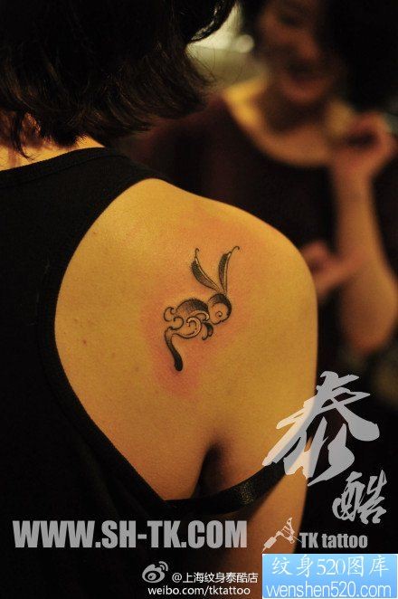 女人肩背小巧可爱的兔子纹身图片