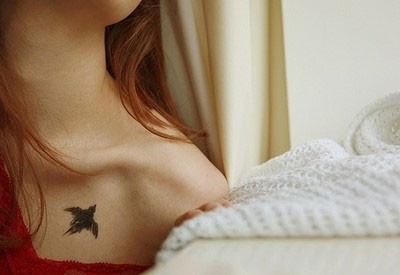 女性胸前燕子刺青