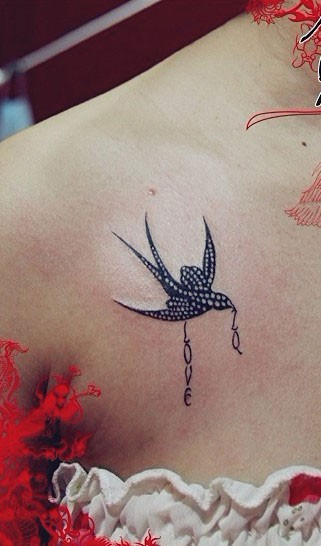 女性胸前燕子刺青