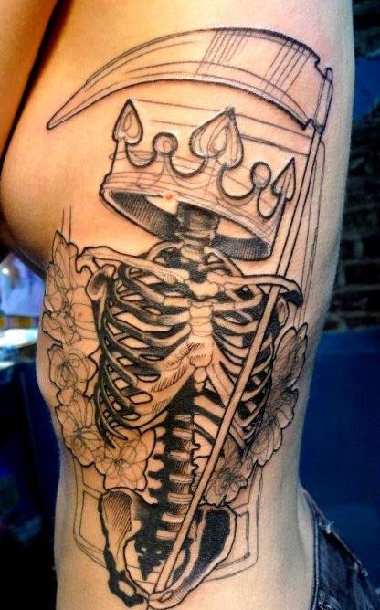 手臂上超有个性的骷髅国王纹身
