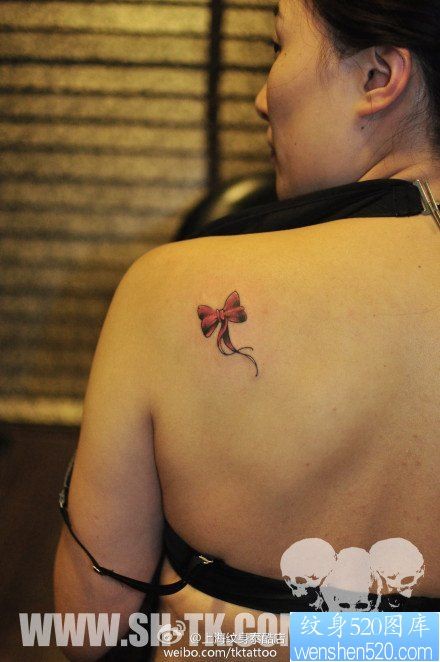 女人肩背流行小巧的蝴蝶结纹身图片