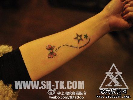 女人手臂流行的蝴蝶结与五角星纹身图片