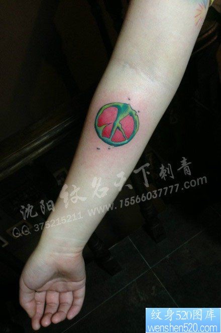 女人手臂小巧流行的反战符号纹身图片