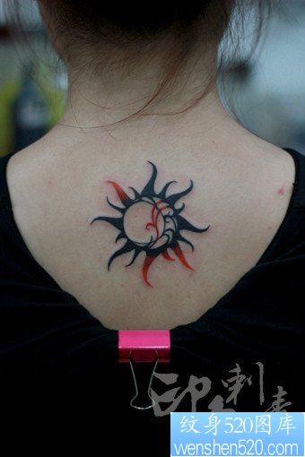 女人背部潮流小巧的图腾太阳纹身图片