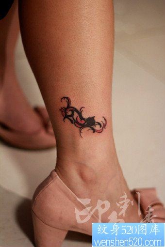 美女腿部小巧可爱的图腾猫咪纹身图片