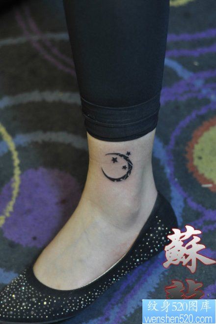 女人腿腕处唯美流行的月亮星星纹身图片