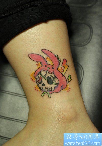 女孩子腿部小巧卡哇伊的骷髅纹身图片