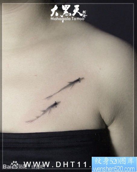 女人胸部小巧流行的水墨鱼纹身图片