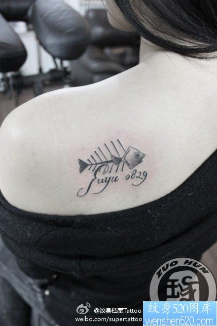 女人肩背小巧的鱼骨头纹身图片