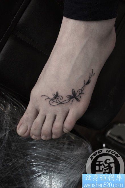 脚部唯美小巧的藤蔓纹身图片
