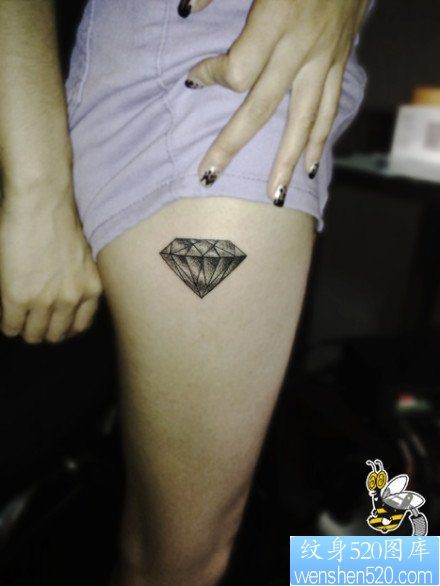 流行精美的女人腿部钻石纹身图片