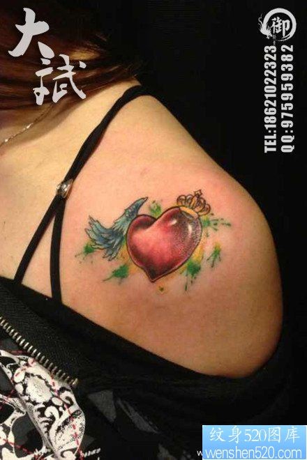 女人肩膀处彩色爱心与翅膀纹身图片