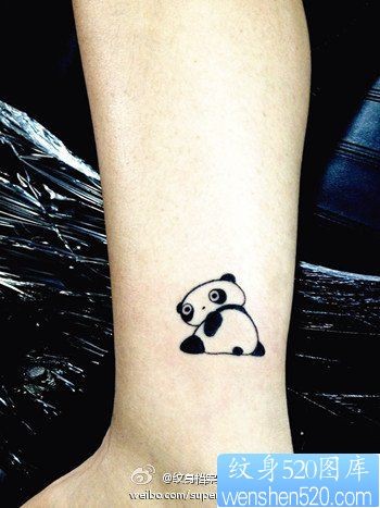 女人腿部可爱的小熊猫纹身图片