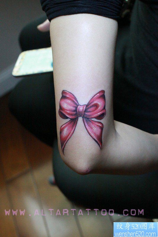 潮流流行的女人手臂蝴蝶结纹身图片