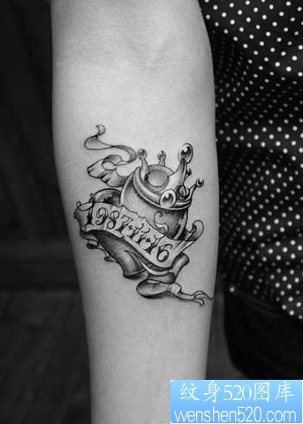 女人手臂潮流清晰的爱心皇冠纹身图片