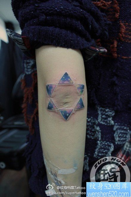 女人手臂漂亮的彩色星空六芒星纹身图片