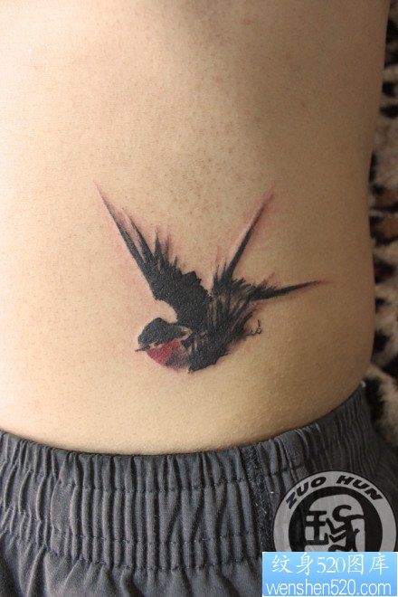 女人腰部好看的水墨小燕子纹身图片