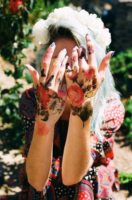 女性手背上的花朵纹身
