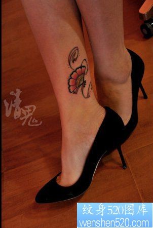 美女腿部潮流好看的小扇子纹身图片