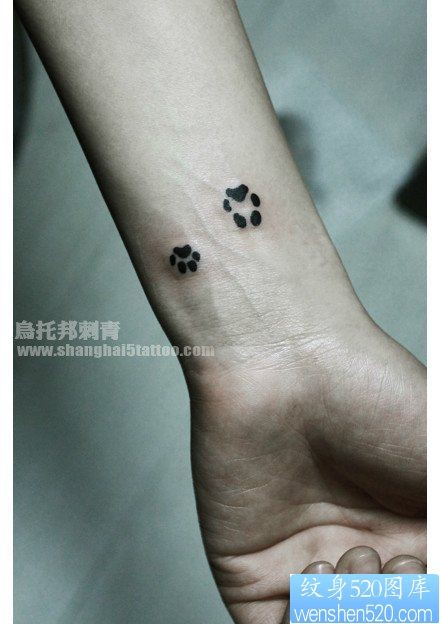 手腕小巧的猫咪爪印纹身图片