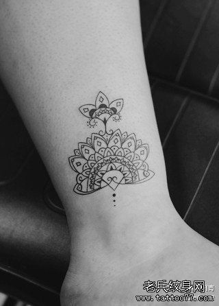 女人腿部流行漂亮的梵花纹身图片