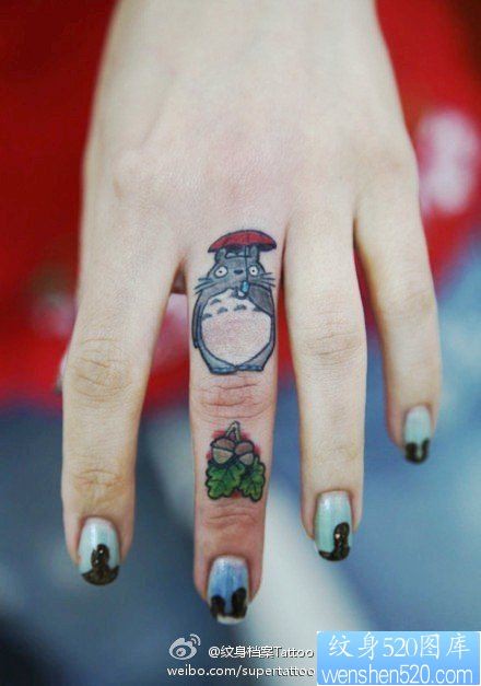 女人手指可爱小巧的龙猫纹身图片
