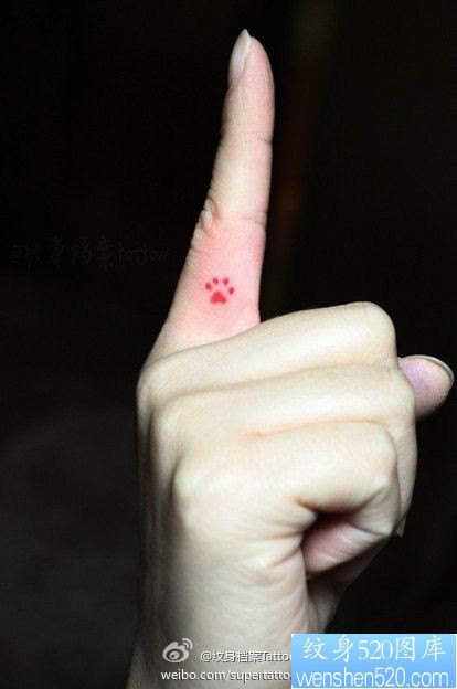 美女手指可爱的猫咪爪印纹身图片