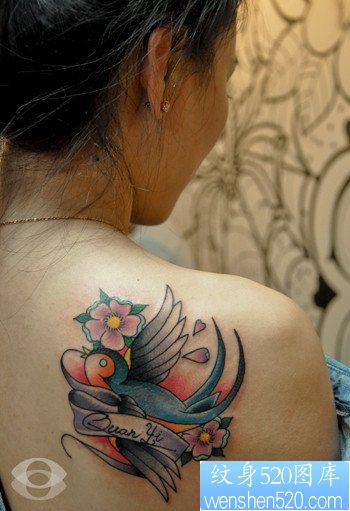 女人后肩背潮流精美的小燕子纹身图片