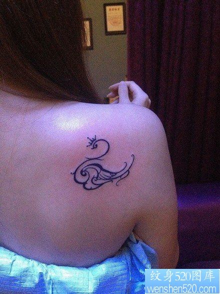 女人肩膀小巧可爱的小天鹅纹身图片