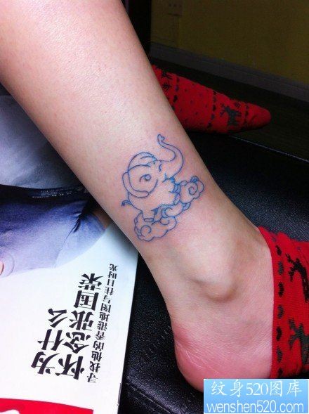 女人腿部小巧可爱的线条小象纹身图片