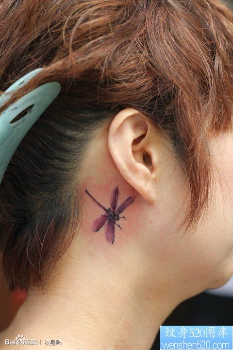 女人耳部好看的彩色小蜻蜓纹身图片