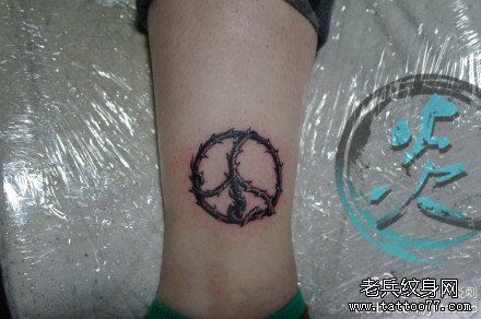 腿部潮流经典的荆条反战符号纹身图片