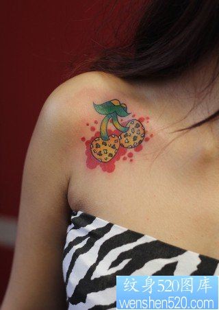 女人肩膀处小巧潮流的豹纹樱桃纹身图片