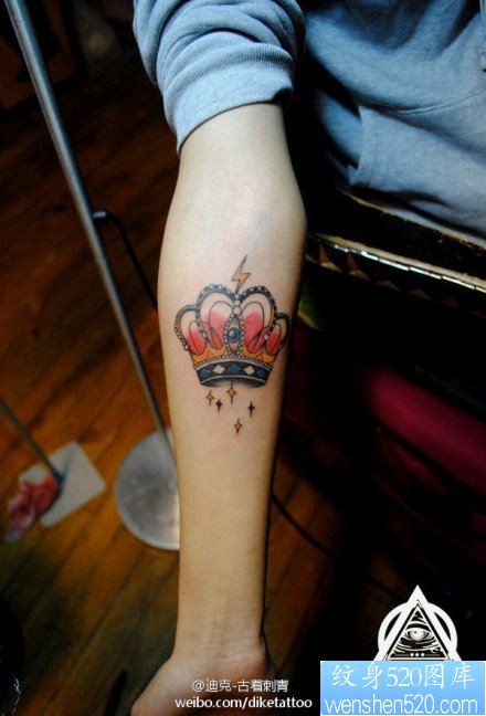 女人手臂时尚潮流的皇冠纹身图片