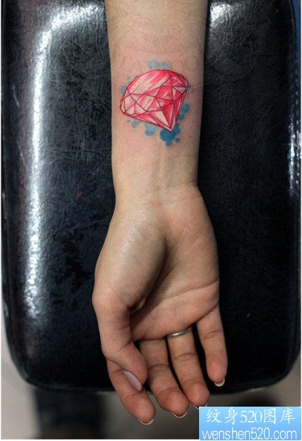 女人手臂小巧精致的粉色钻石纹身图片