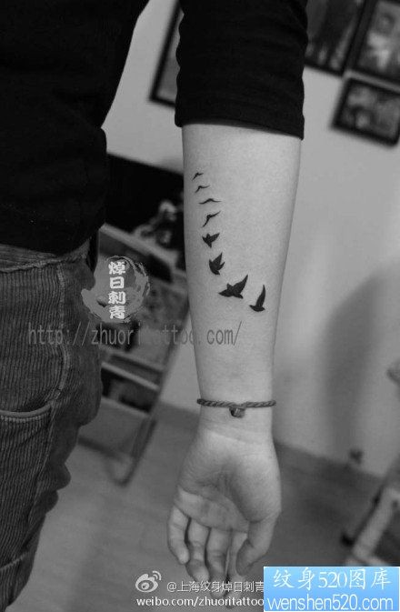女人手臂小巧流行的小鸟纹身图片