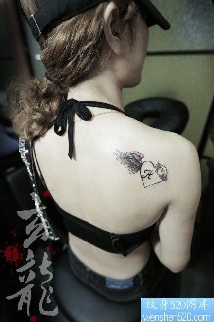 女人肩背仿滨崎步纹身图片