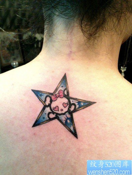女人背部潮流时尚的五角星小骷髅纹身图片