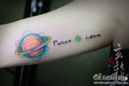 女人手臂彩色小星球纹身图片