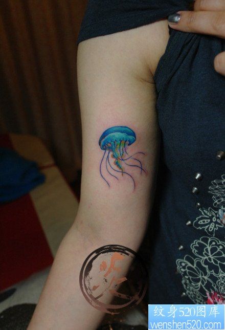 手臂漂亮流行的水母纹身图片