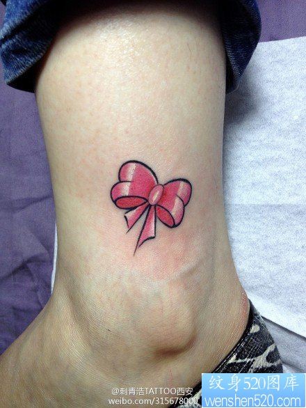 女人脚踝处小巧超酷的蝴蝶结纹身图片