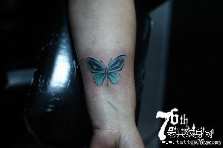 手臂漂亮潮流的小蝴蝶纹身图片