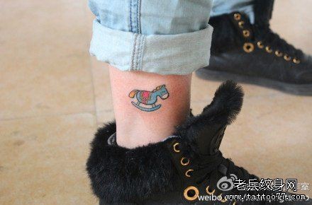 女人腿部潮流流行的小木马纹身图片