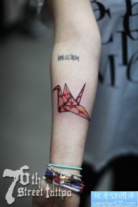 手臂小巧潮流的纸鹤纹身图片