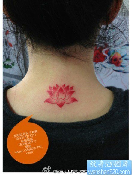 女人颈部漂亮精美的彩色莲花纹身图片