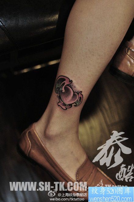 女人腿部小巧漂亮的爱心纹身图片